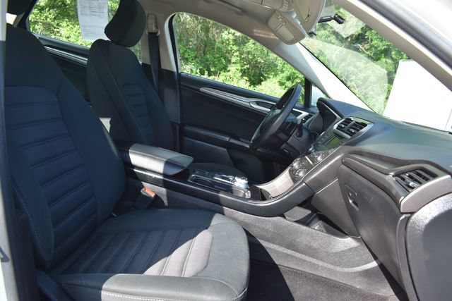 Used 2017 Ford Fusion SE FWD image 13