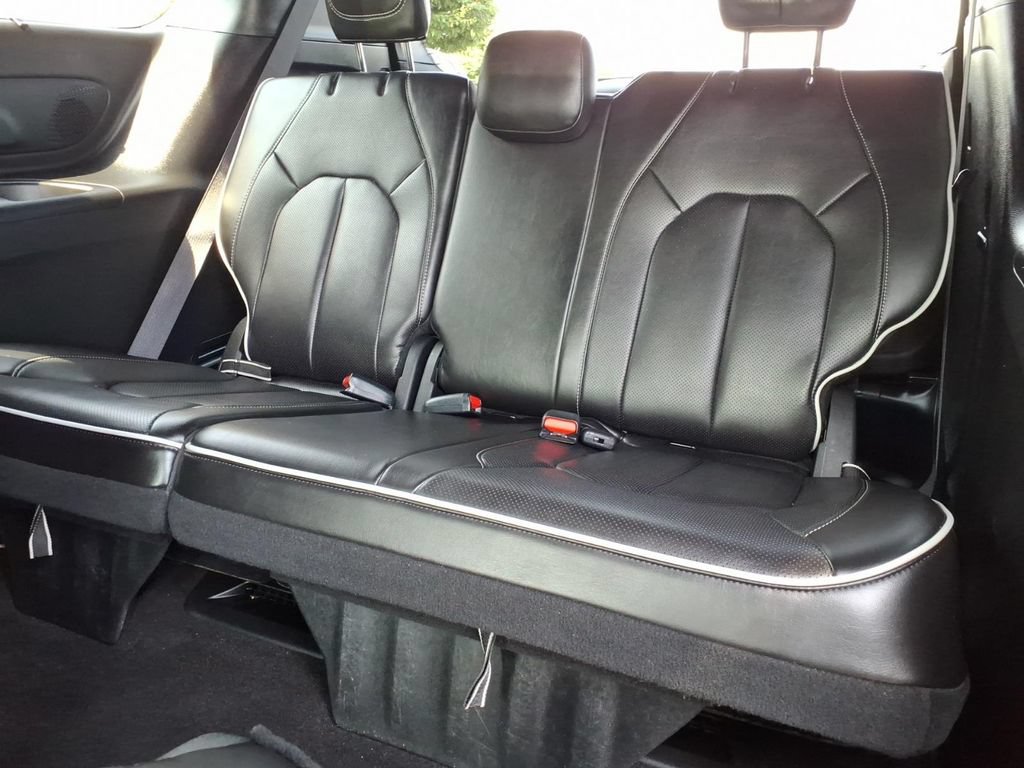 Certified 2025 Chrysler Pacifica Limited FWD image 18