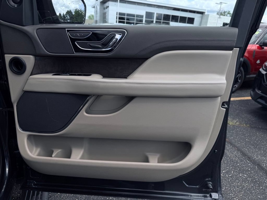 Used 2022 Lincoln Navigator 4WD image 21