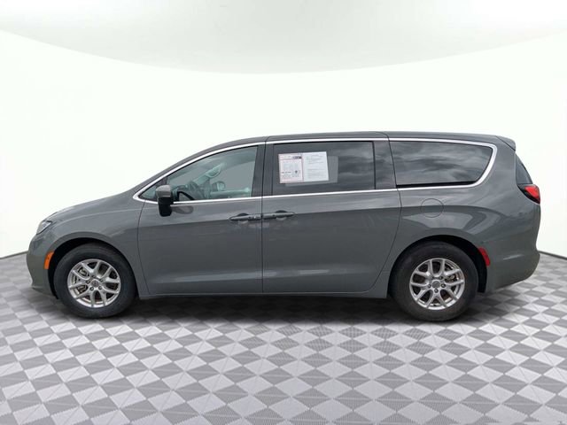 Used 2023 Chrysler Pacifica Touring-L image 7