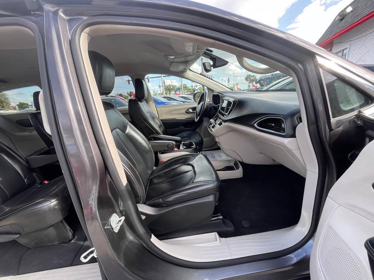 Used 2020 Chrysler Voyager Lxi FWD image 16