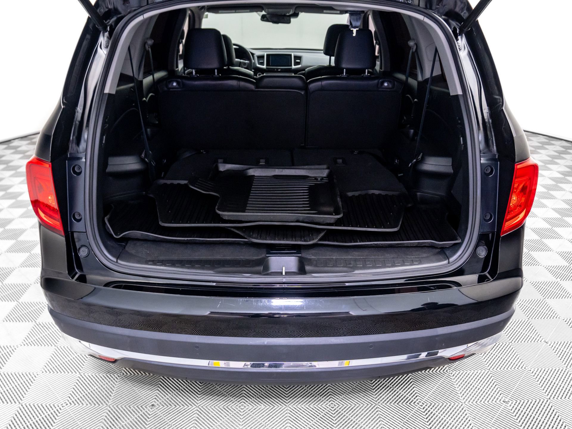 Used 2018 Honda Pilot Touring image 32