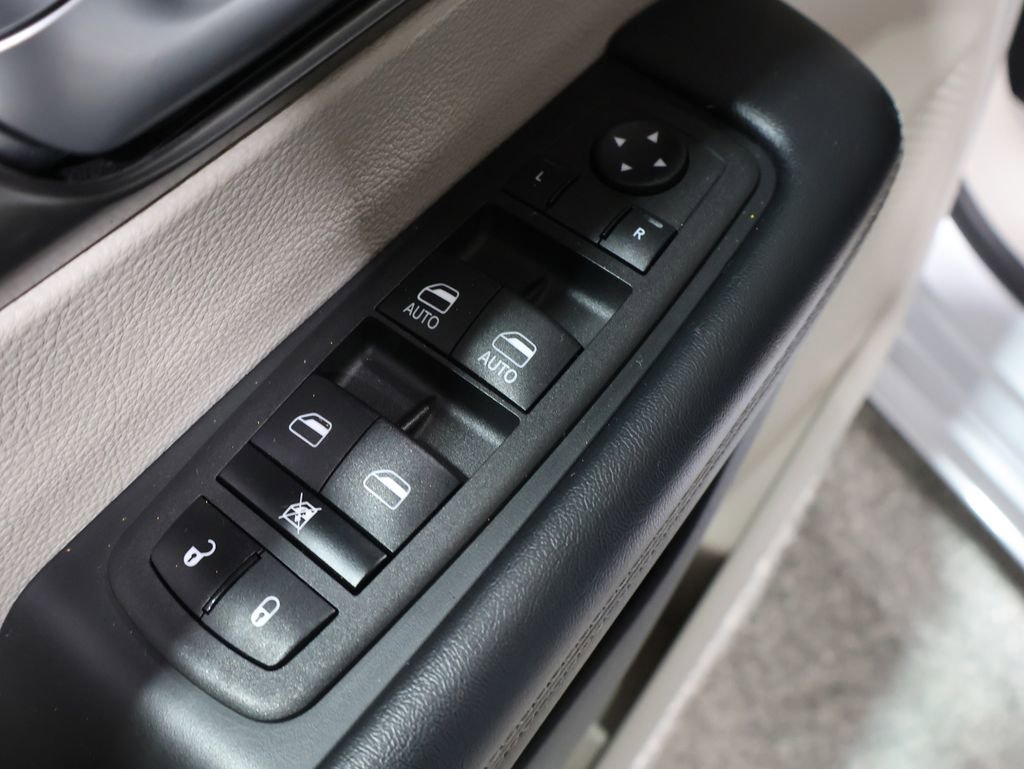 Used 2023 Chrysler Pacifica Touring-L image 14