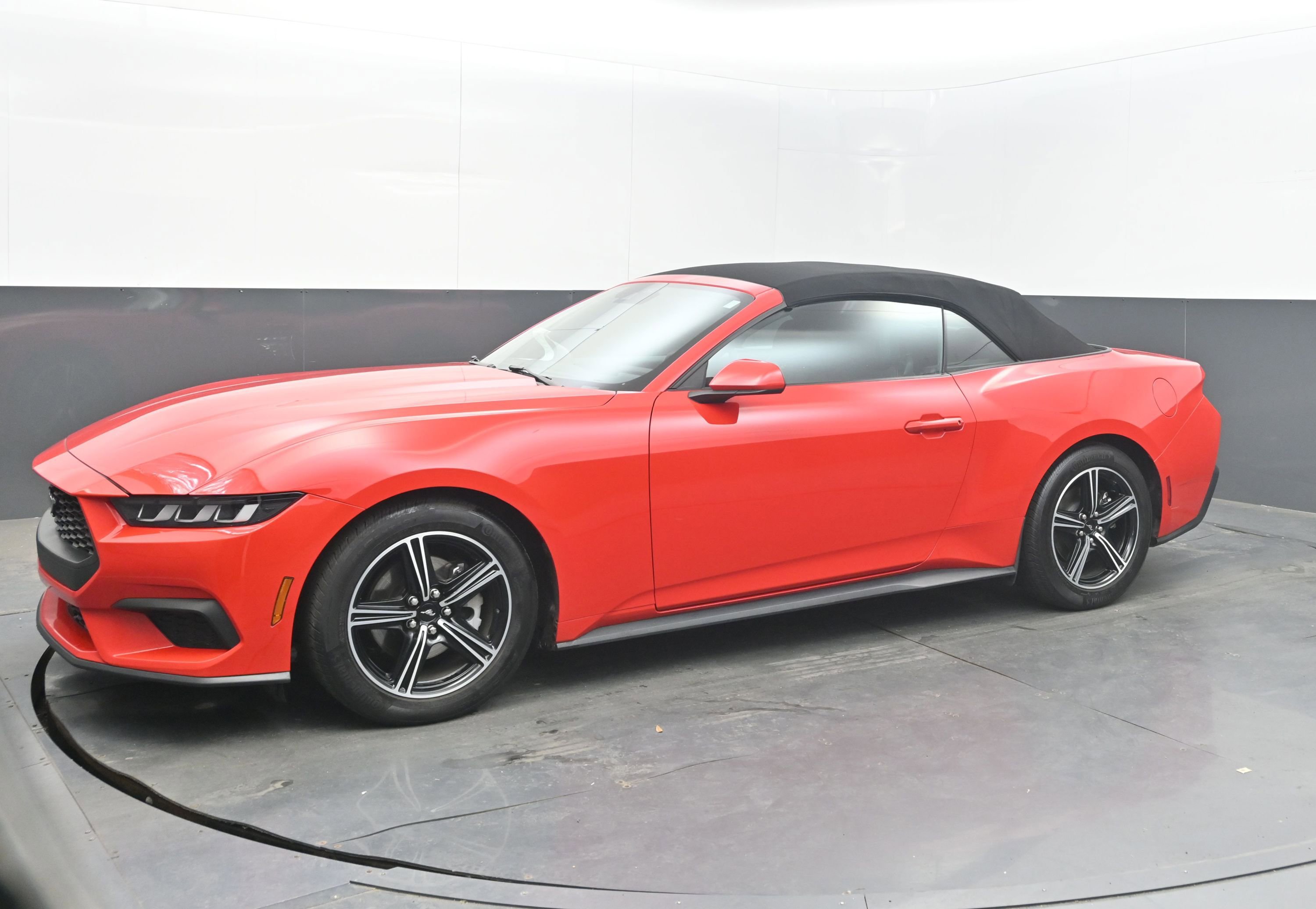 Used 2024 Ford Mustang Convertible RWD image 5