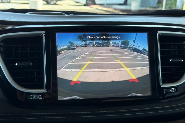 Used 2024 Chrysler Pacifica Limited FWD image 25
