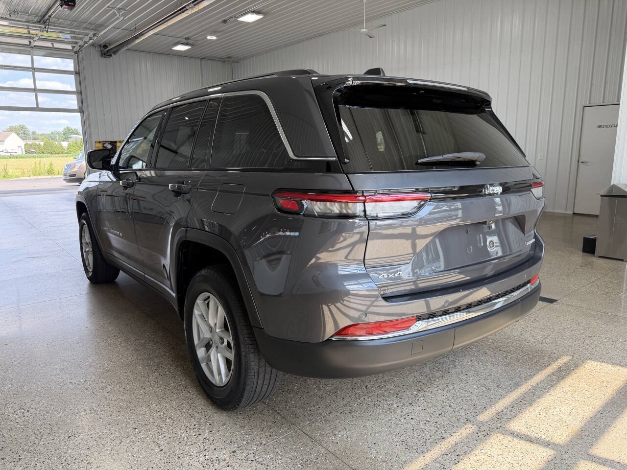 Used 2023 Jeep Grand Cherokee Laredo w/ Luxury Tech Group I AWD/4WD image 3