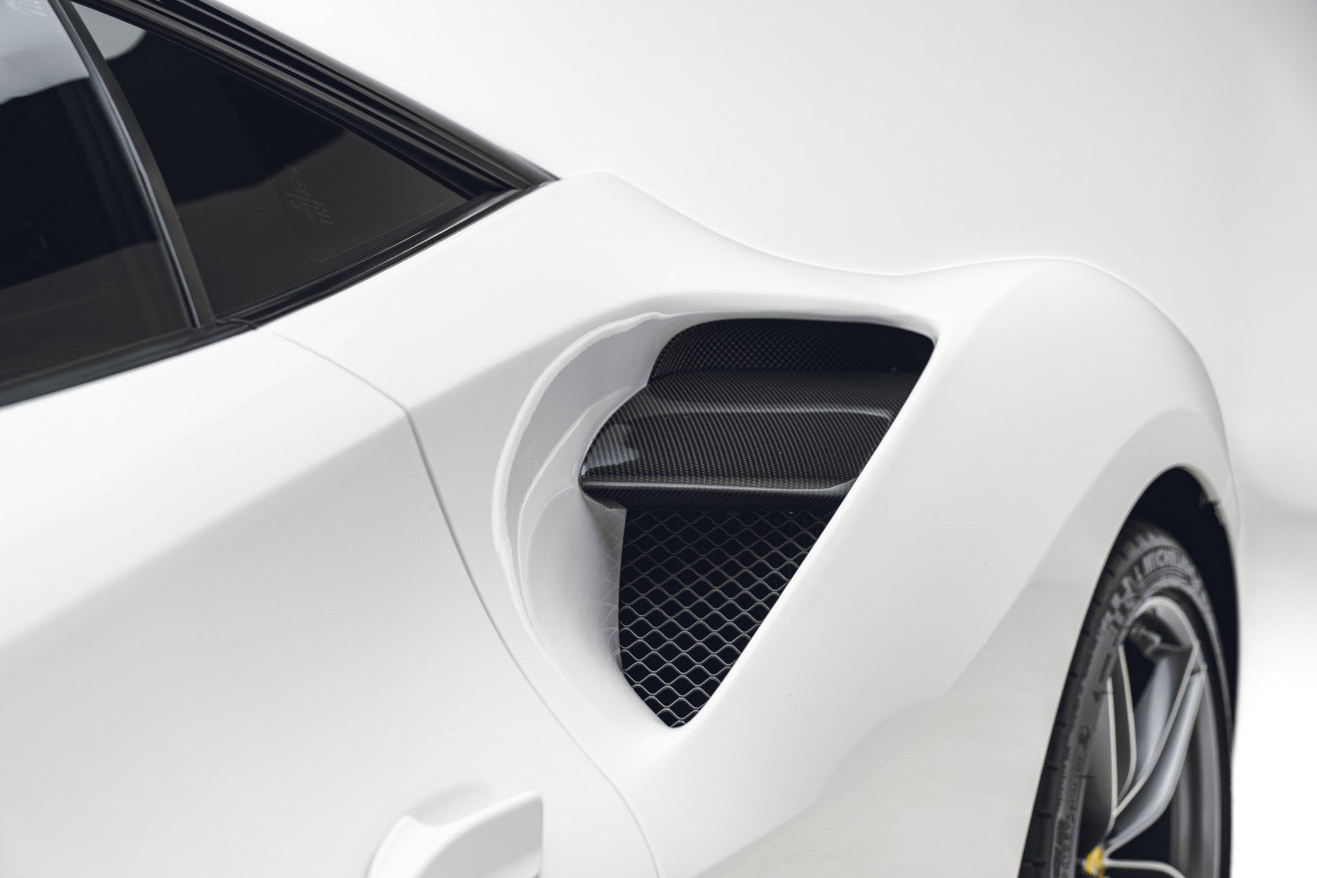 Used 2018 Ferrari 488 GTB RWD image 18