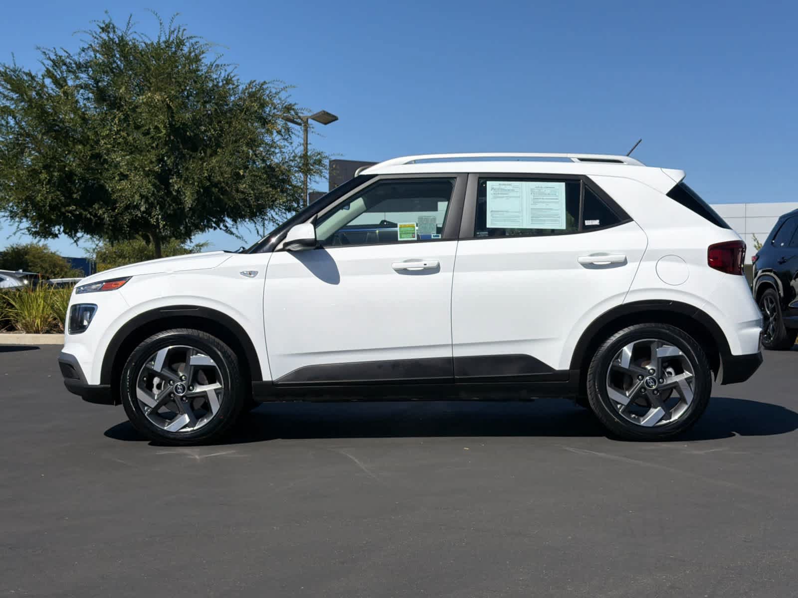 Used 2025 Hyundai Venue SEL FWD image 9