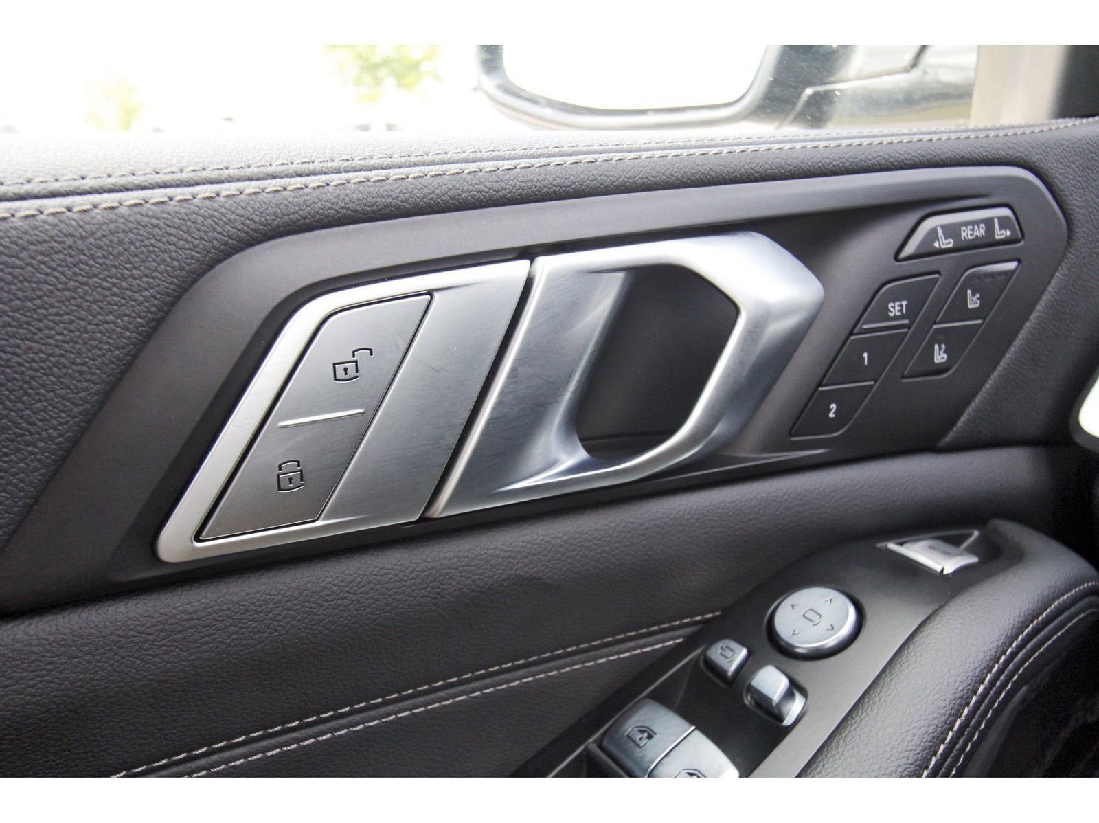 Used 2022 BMW X7 M50i w/ Dynamic Handling Package image 25