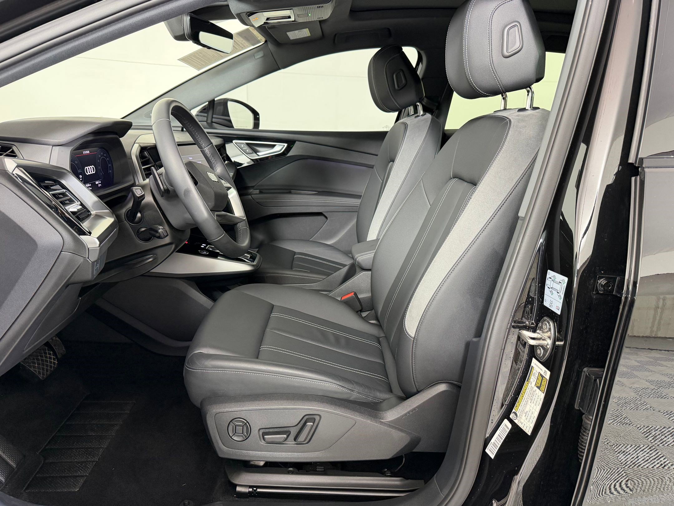 Used 2025 Audi Q4 e-tron Premium Plus image 5