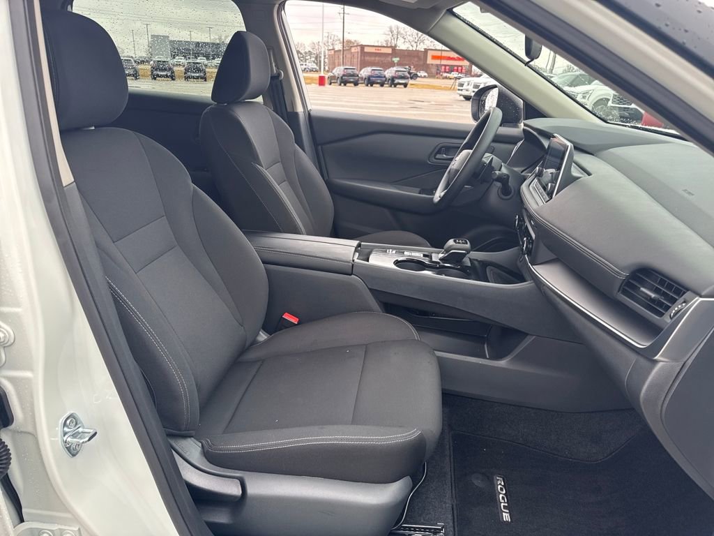 Used 2025 Nissan Rogue S image 13
