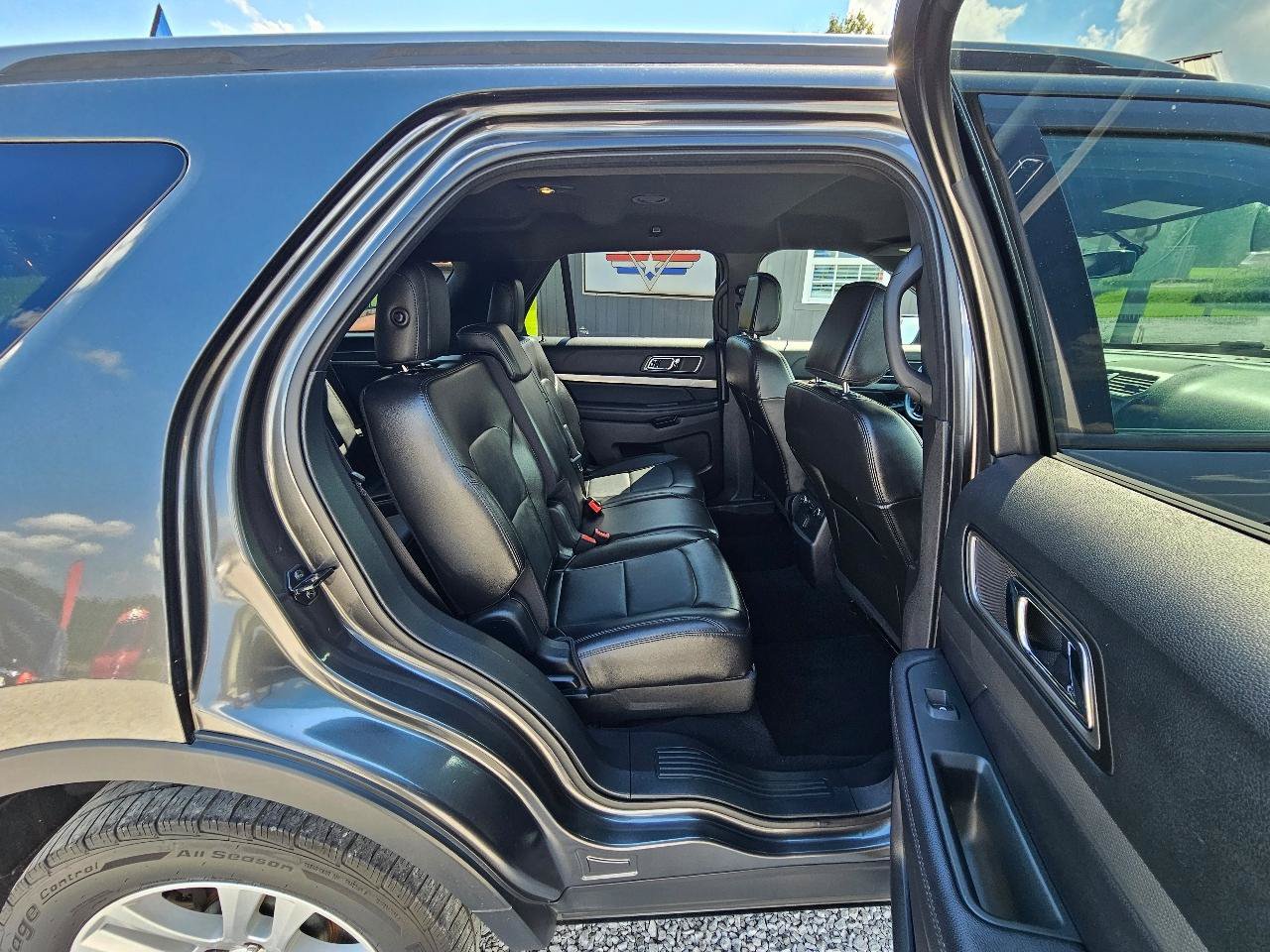 Used 2018 Ford Explorer XLT w/ Equipment Group 202A AWD/4WD image 33
