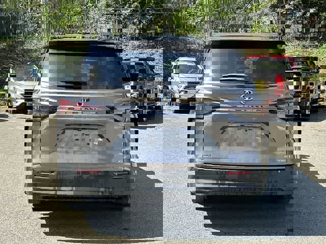 Used 2024 Toyota Sienna XLE w/ XLE Plus Package AWD/4WD image 4