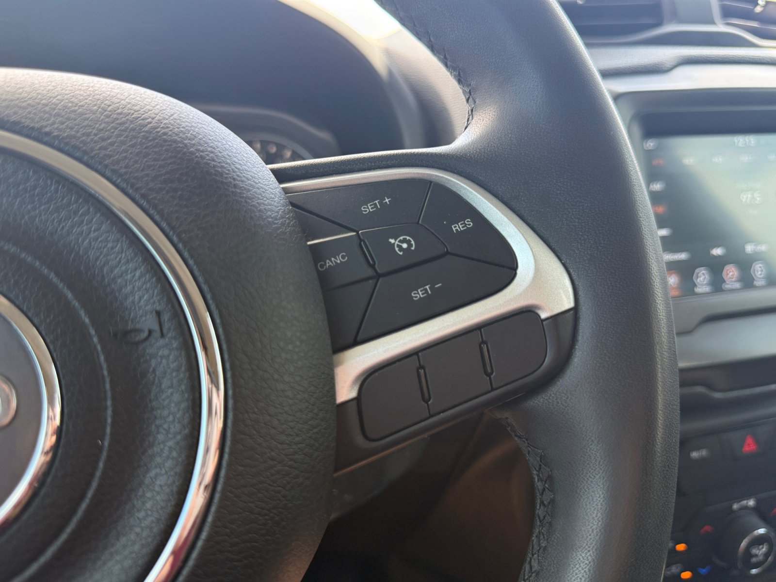 Used 2019 Jeep Renegade Latitude FWD image 18