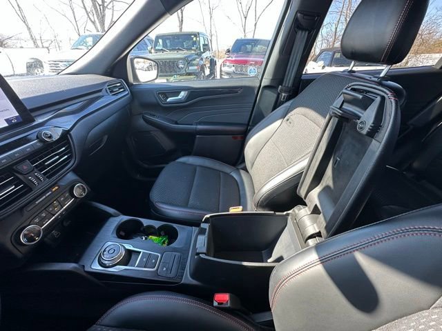 Used 2025 Ford Escape ST-Line w/ Equipment Group 301A image 25
