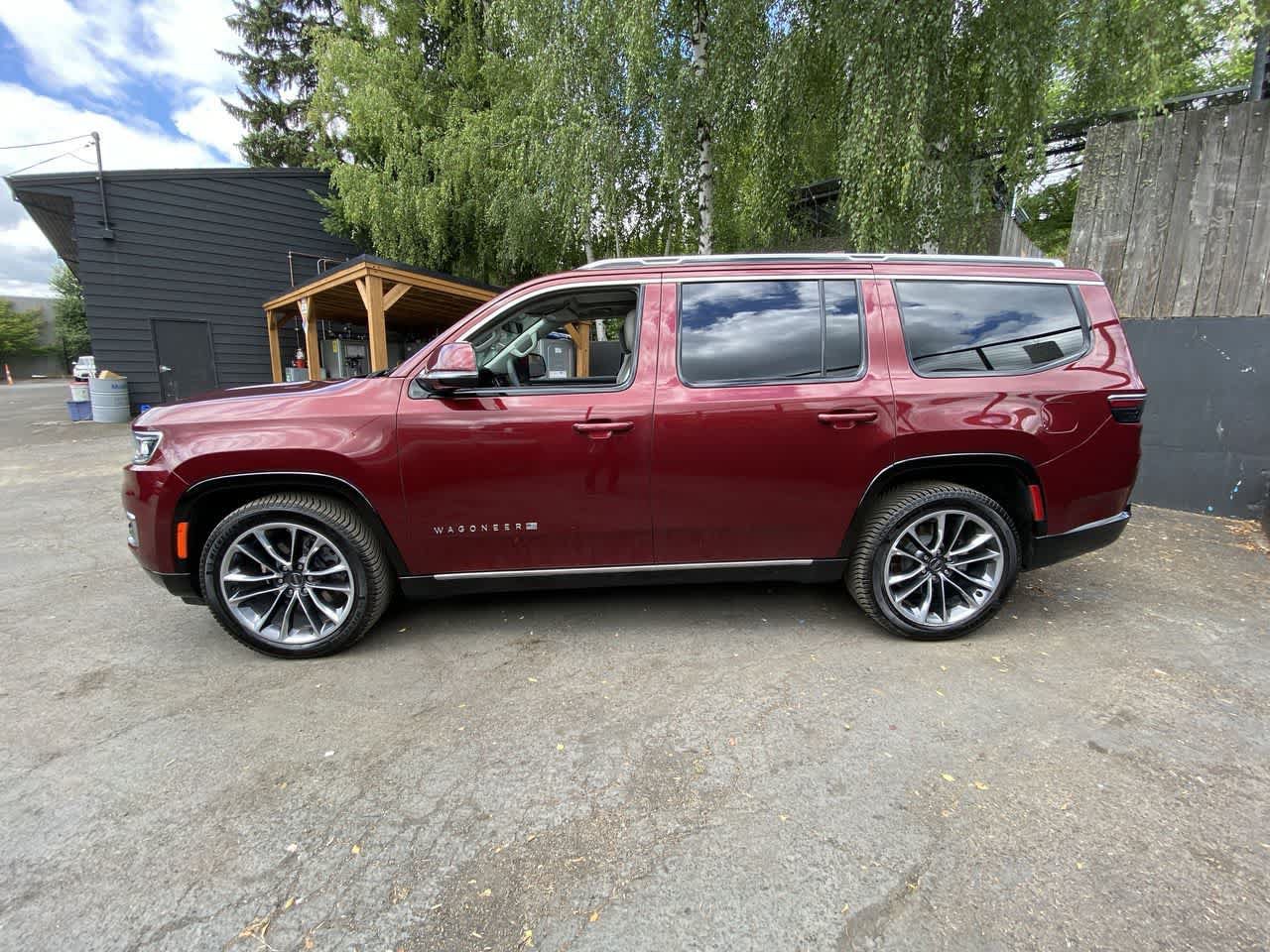Used 2022 Jeep Wagoneer Series III w/ Premium Group I AWD/4WD image 3