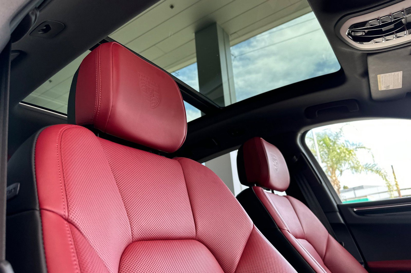 Certified 2025 Porsche Macan image 17