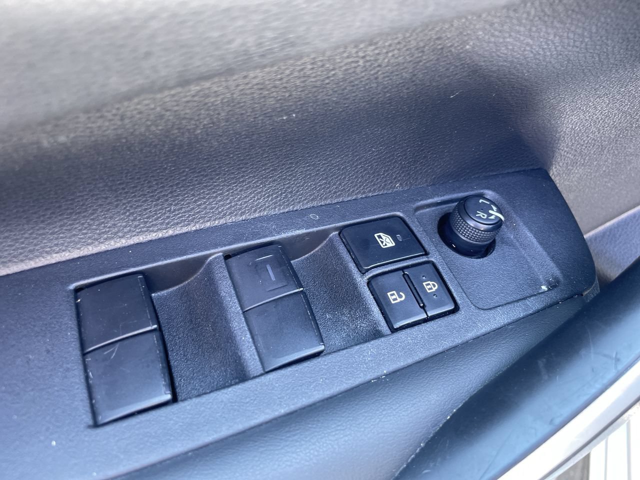 Used 2022 Toyota Corolla SE FWD image 3