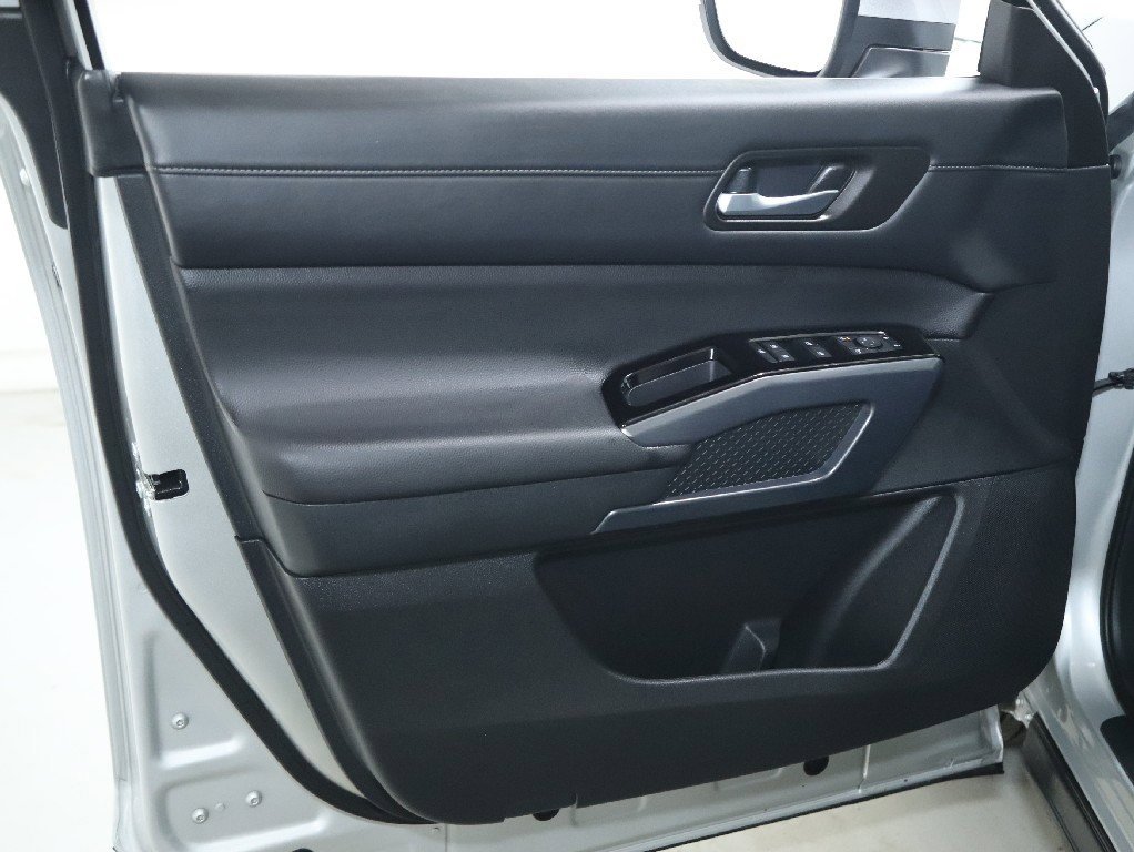 Certified 2025 Nissan Pathfinder SL image 16