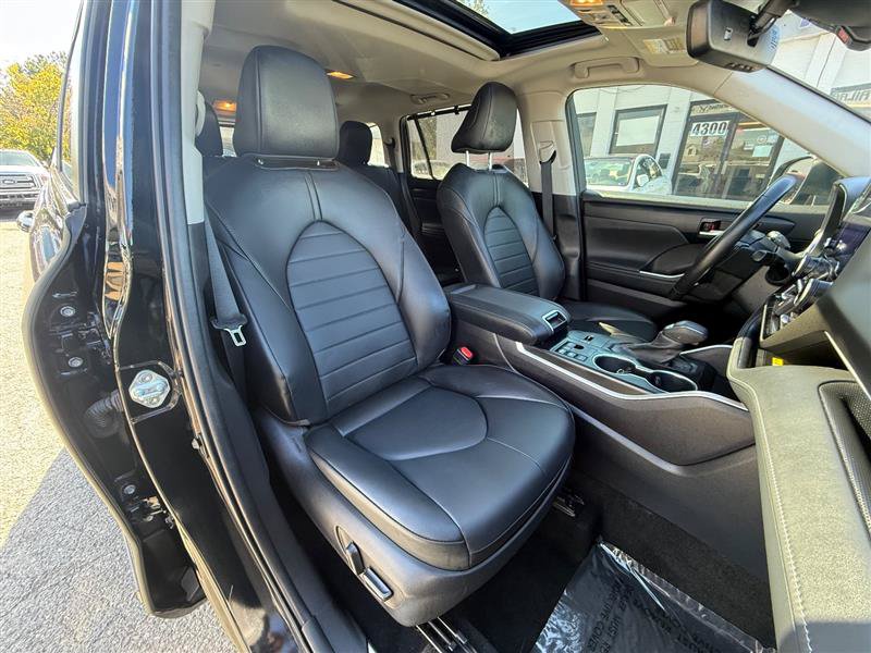Used 2023 Toyota Highlander XLE FWD image 34