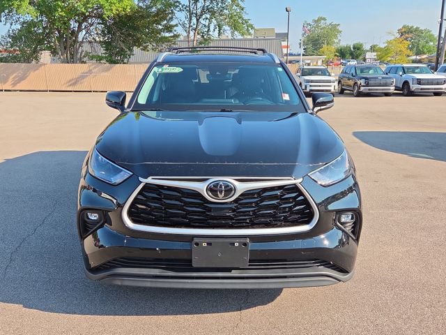 Used 2023 Toyota Highlander XLE AWD/4WD image 3