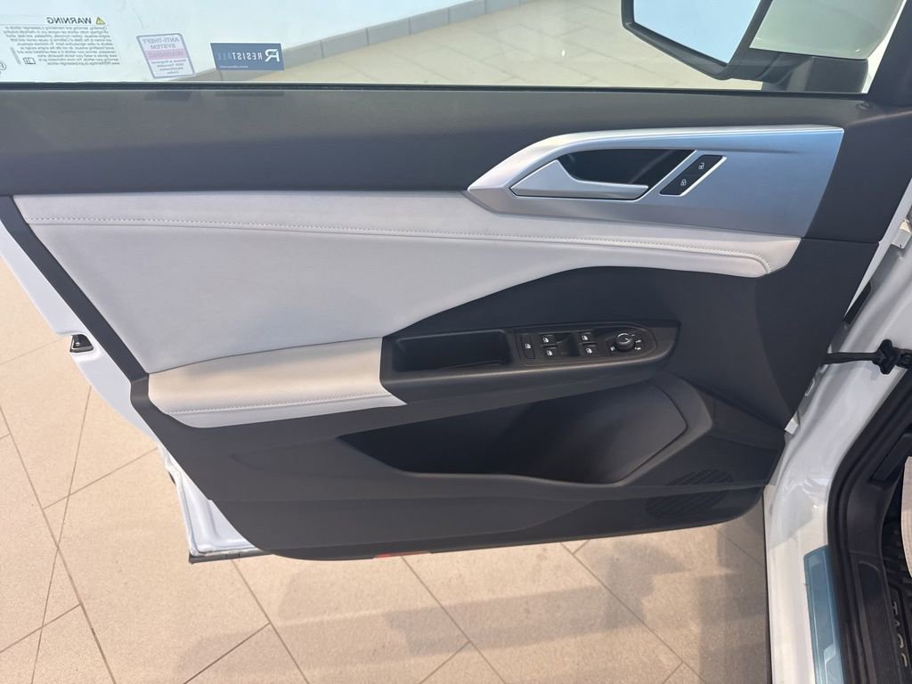 Used 2025 Volkswagen Taos SE w/ Panoramic Sunroof Package image 12