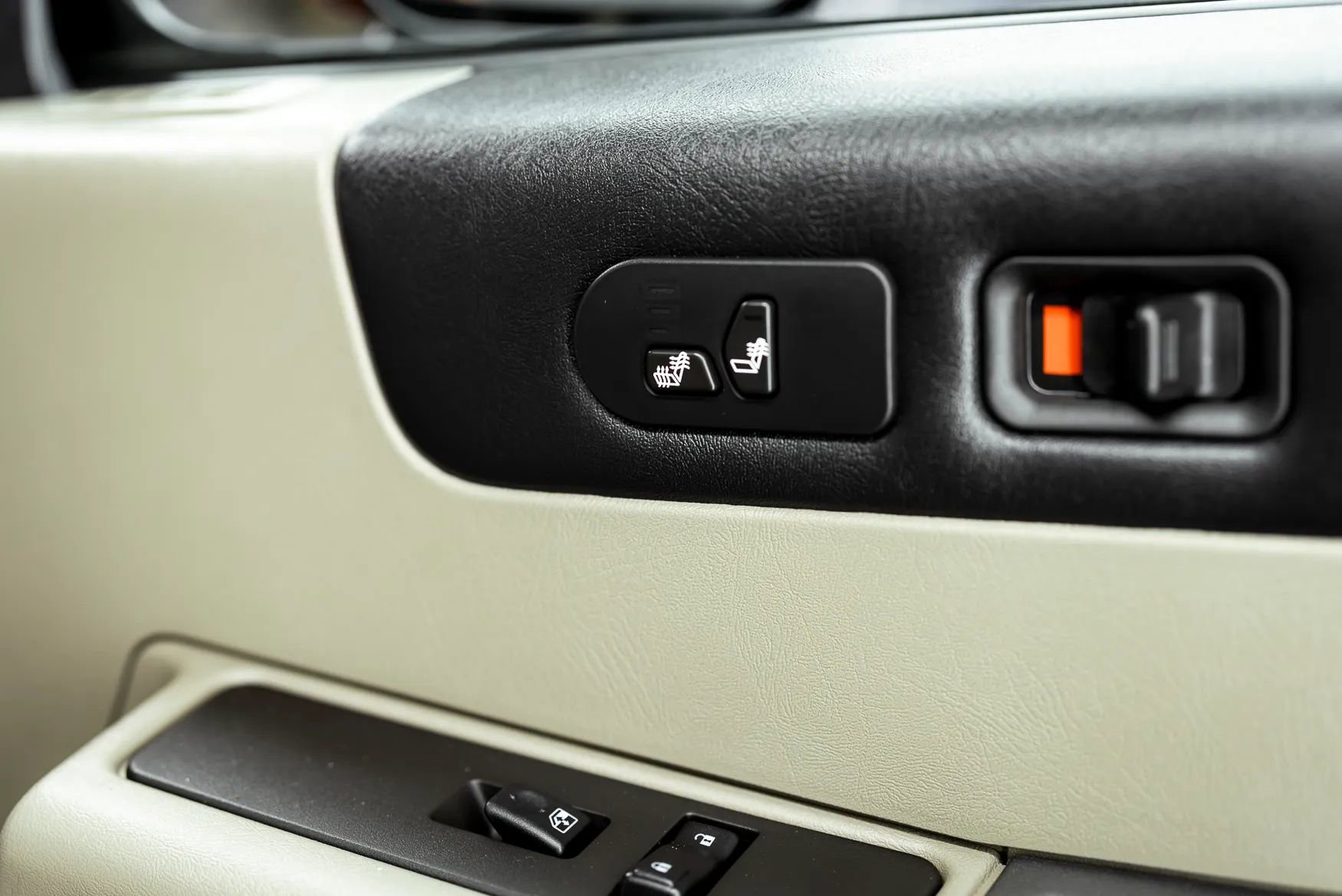 Used 2003 HUMMER H2 Luxury w/ Preferred Equipment Group AWD/4WD image 35