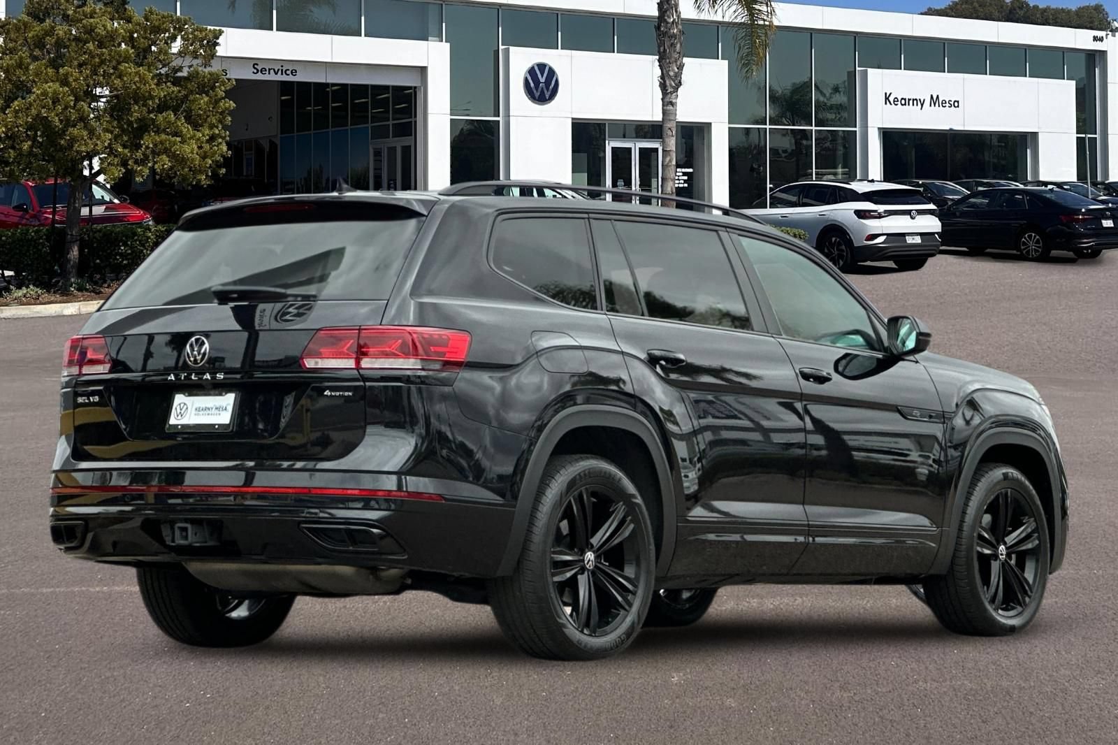 Used 2023 Volkswagen Atlas SEL R-Line AWD/4WD image 4