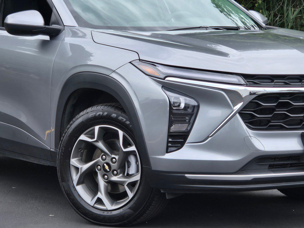 Certified 2025 Chevrolet Trax LT FWD image 3