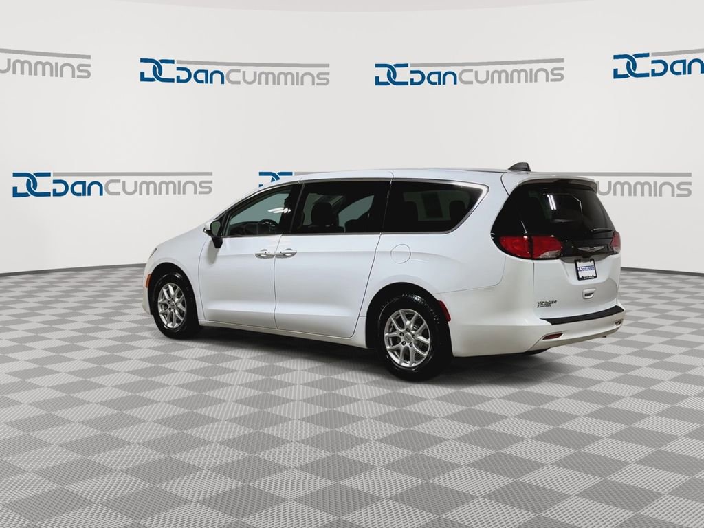 Used 2022 Chrysler Voyager LX image 6