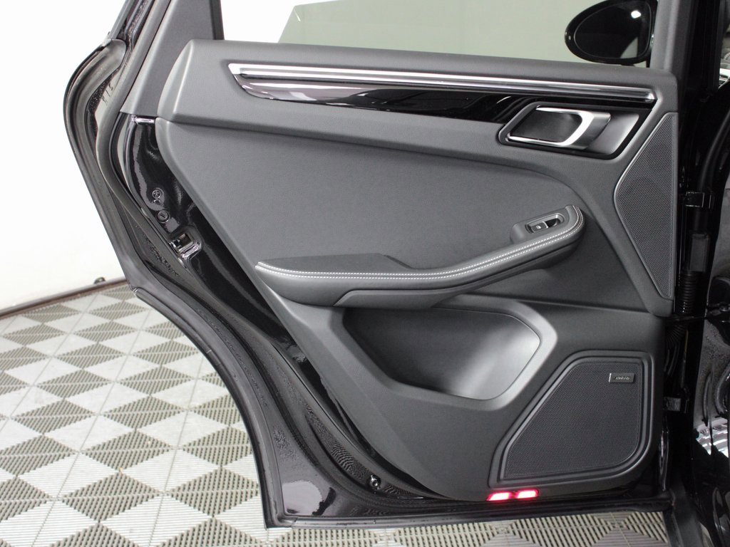 Used 2025 Porsche Macan image 33