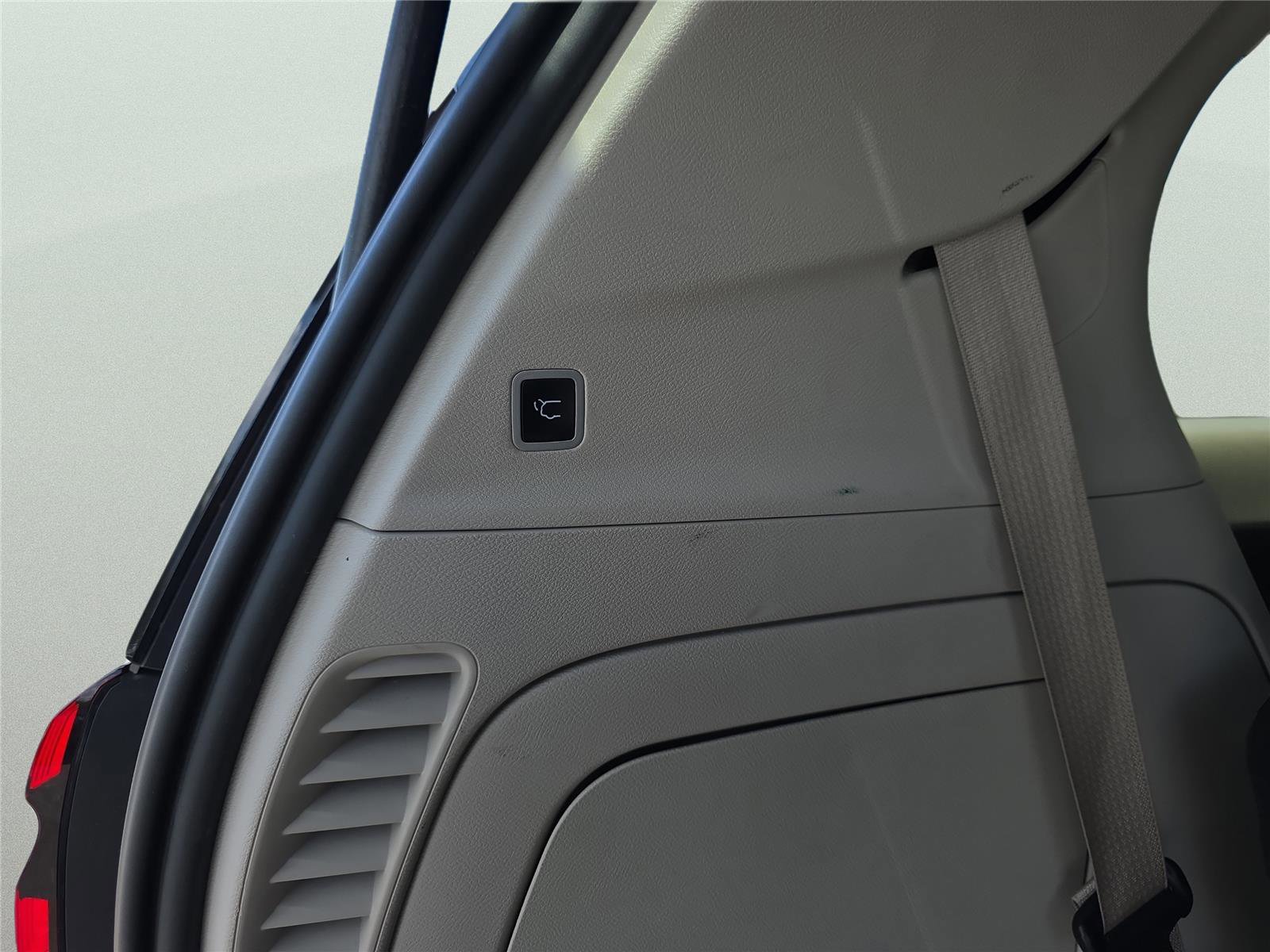 Used 2024 Chrysler Pacifica Select image 15