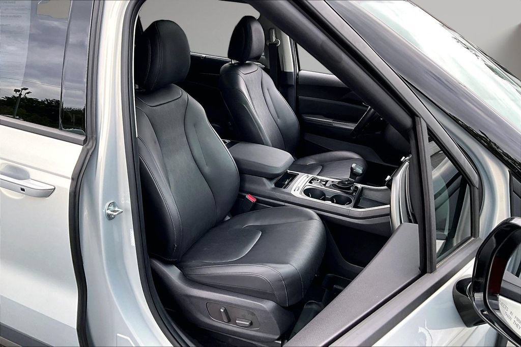 Used 2025 Kia Carnival SX w/ SX Dark Edition Package FWD image 30