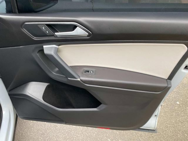 Used 2018 Volkswagen Tiguan SE w/ Panoramic Sunroof Package image 35