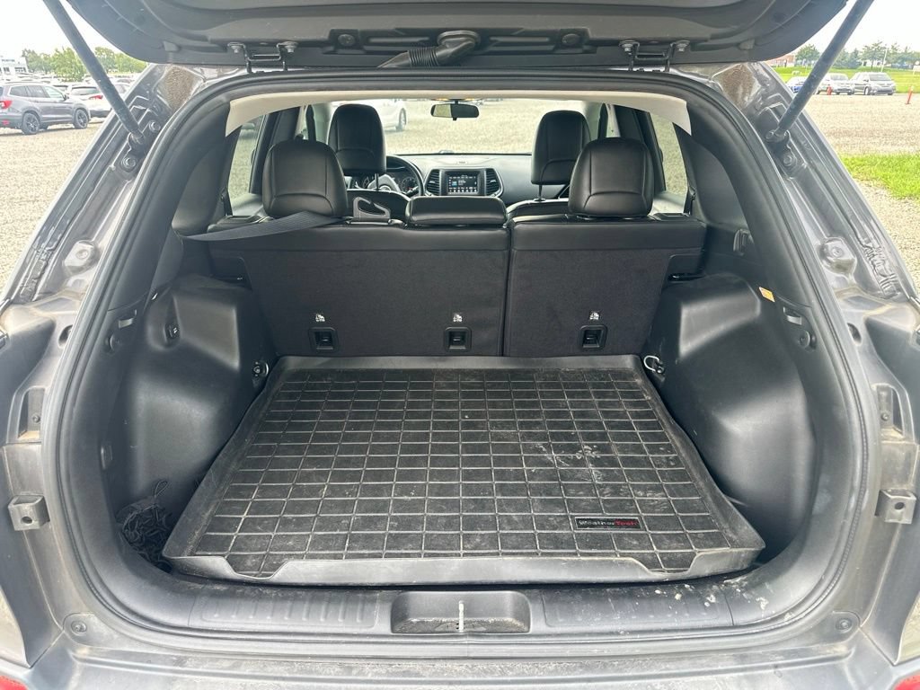 Used 2019 Jeep Cherokee Latitude Plus AWD/4WD image 9