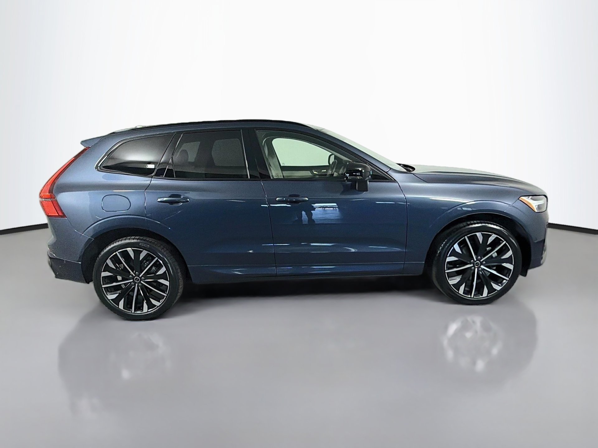 Certified 2026 Volvo XC60 B5 Ultra AWD/4WD image 5