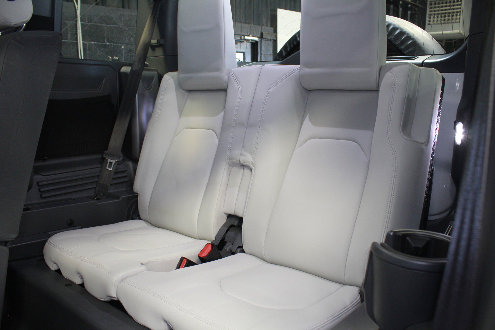 Used 2025 Land Rover Defender 110 X-Dynamic SE AWD/4WD image 42