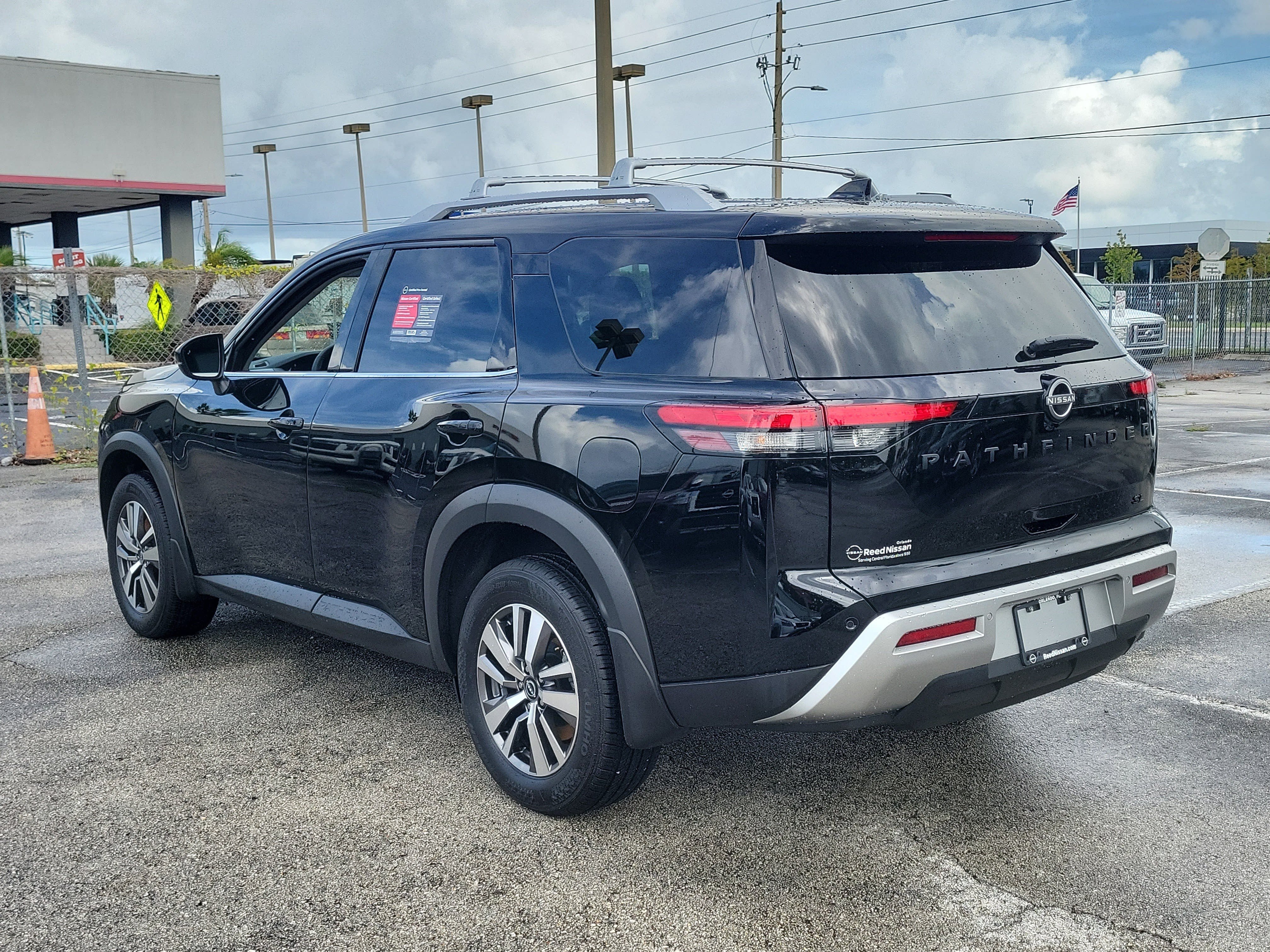 Certified 2025 Nissan Pathfinder SL w/ Black Appearance Package FWD image 8