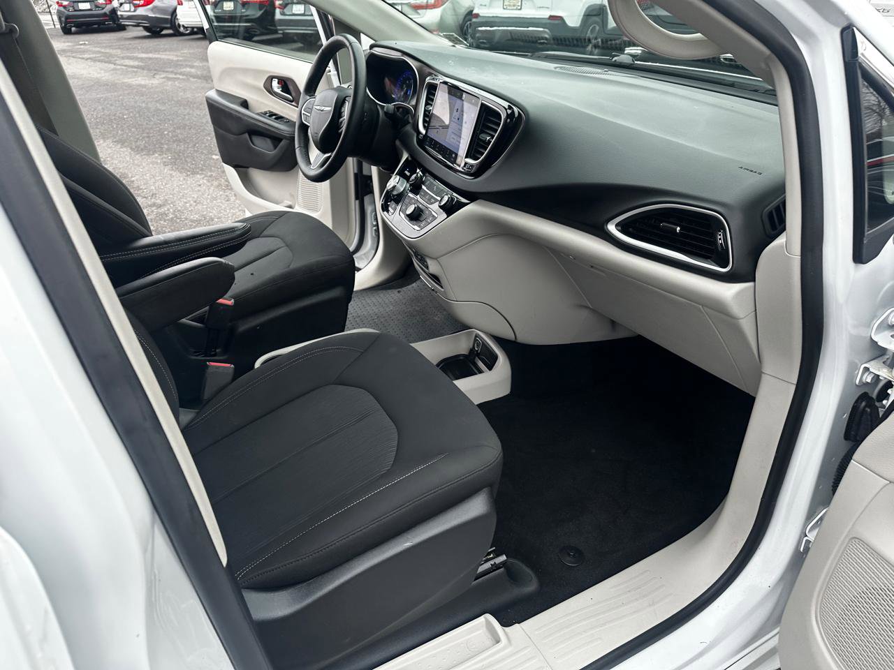 Used 2022 Chrysler Voyager LX image 18