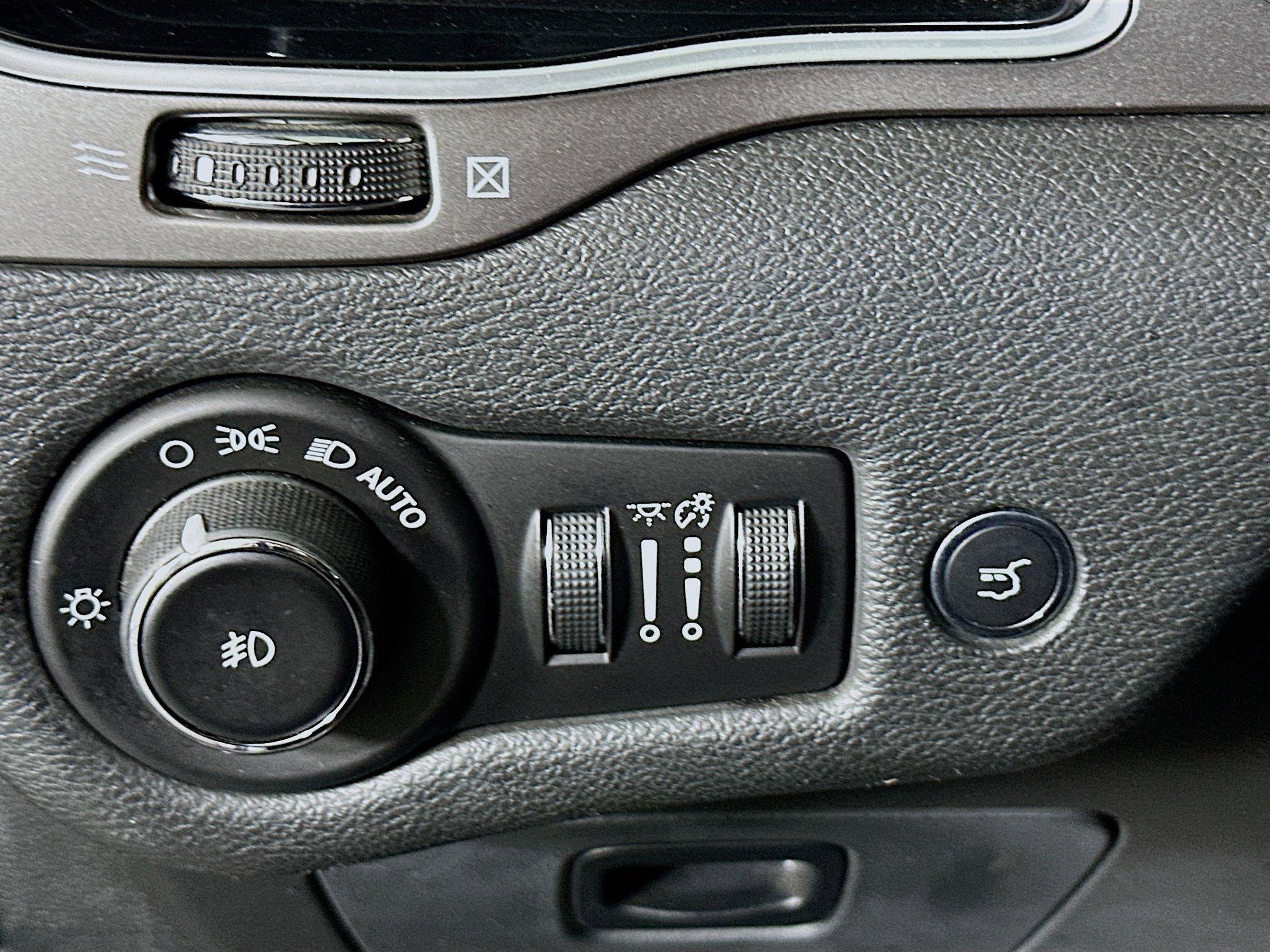 Used 2019 Jeep Cherokee Limited w/ Luxury Group AWD/4WD image 16
