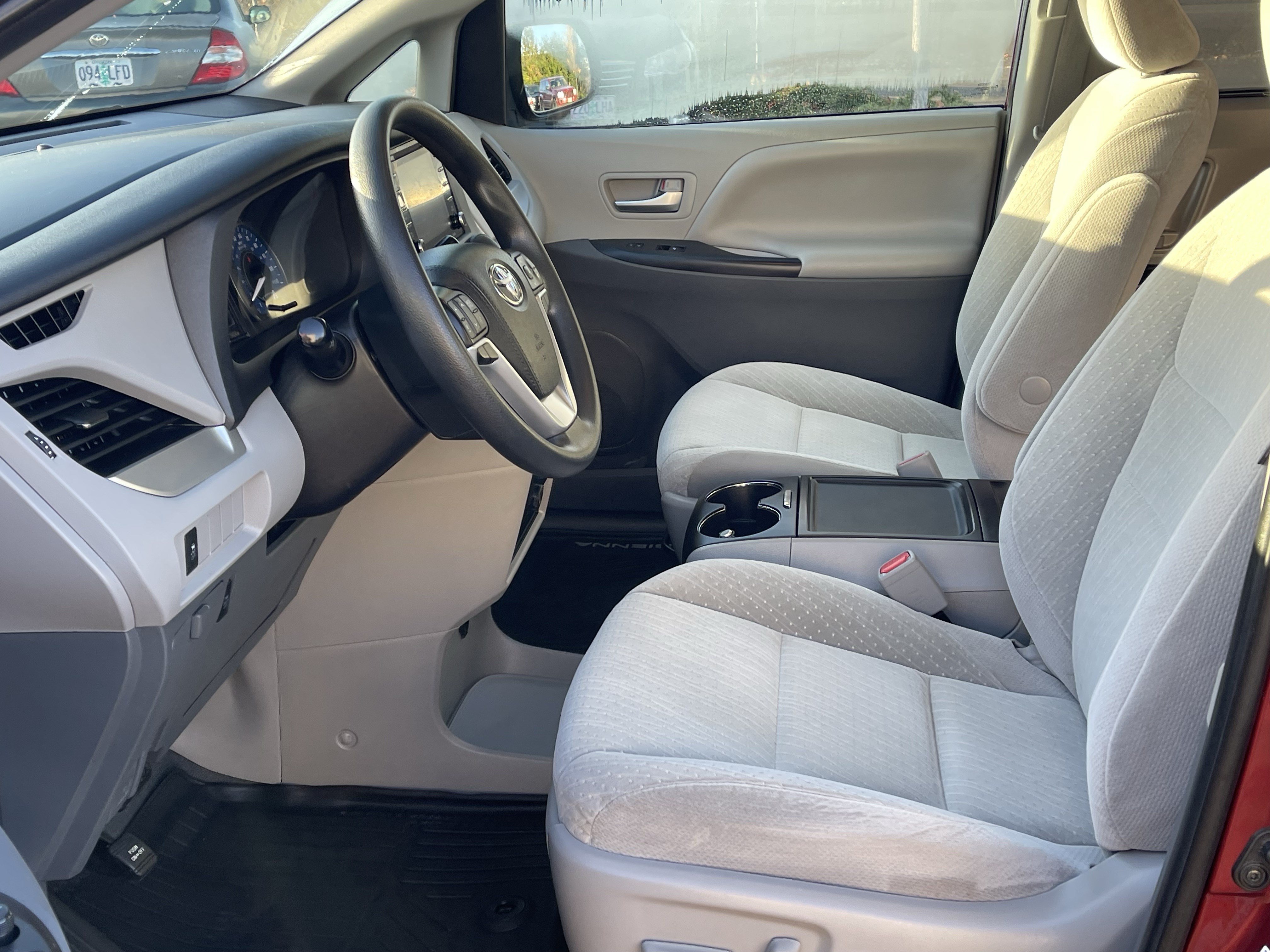 Used 2020 Toyota Sienna LE w/ LE Preferred Package FWD image 10