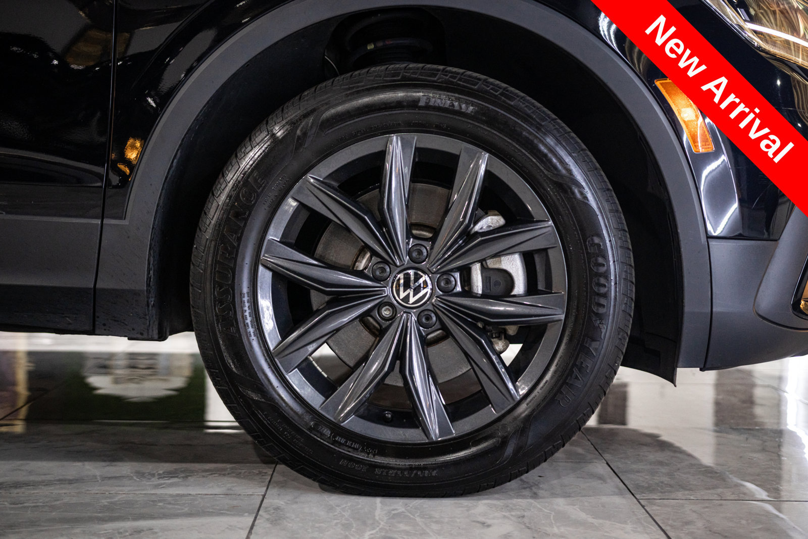 Used 2024 Volkswagen Tiguan SE AWD/4WD image 30