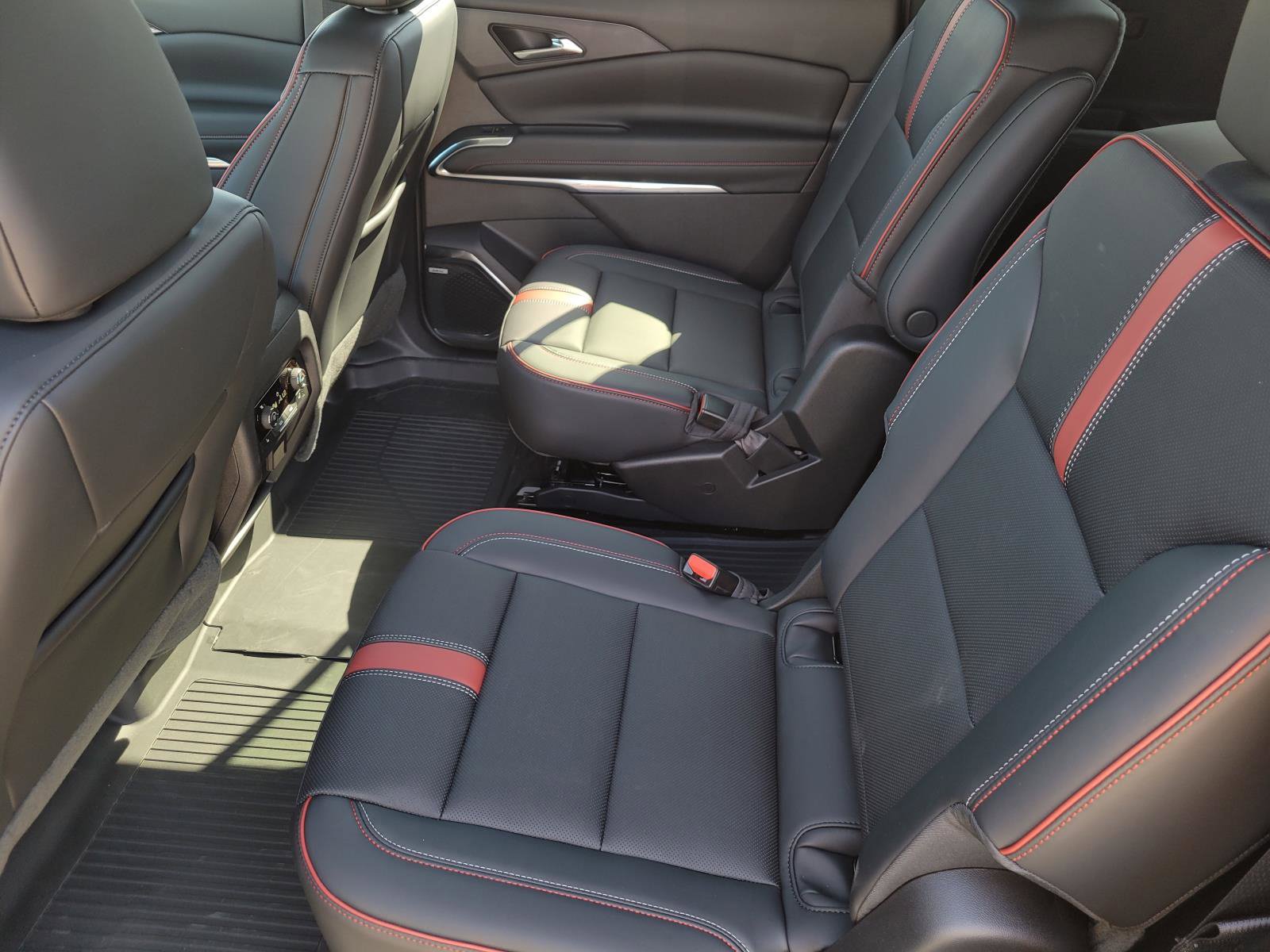 New 2027 Chevrolet Traverse RS w/ LPO, Floor Liner Package FWD image 10