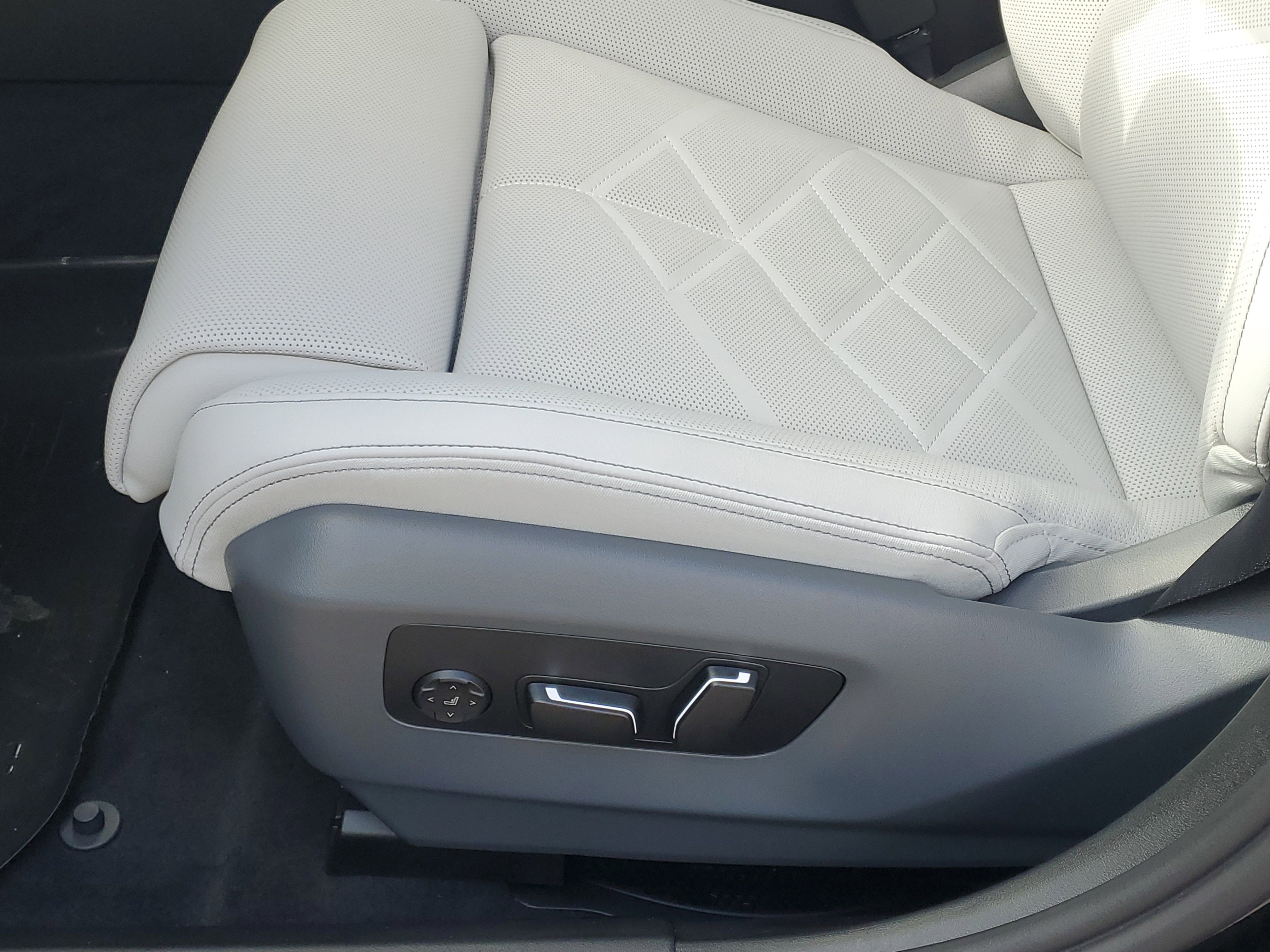 New 2026 BMW 540i xDrive w/ M Sport Package image 8