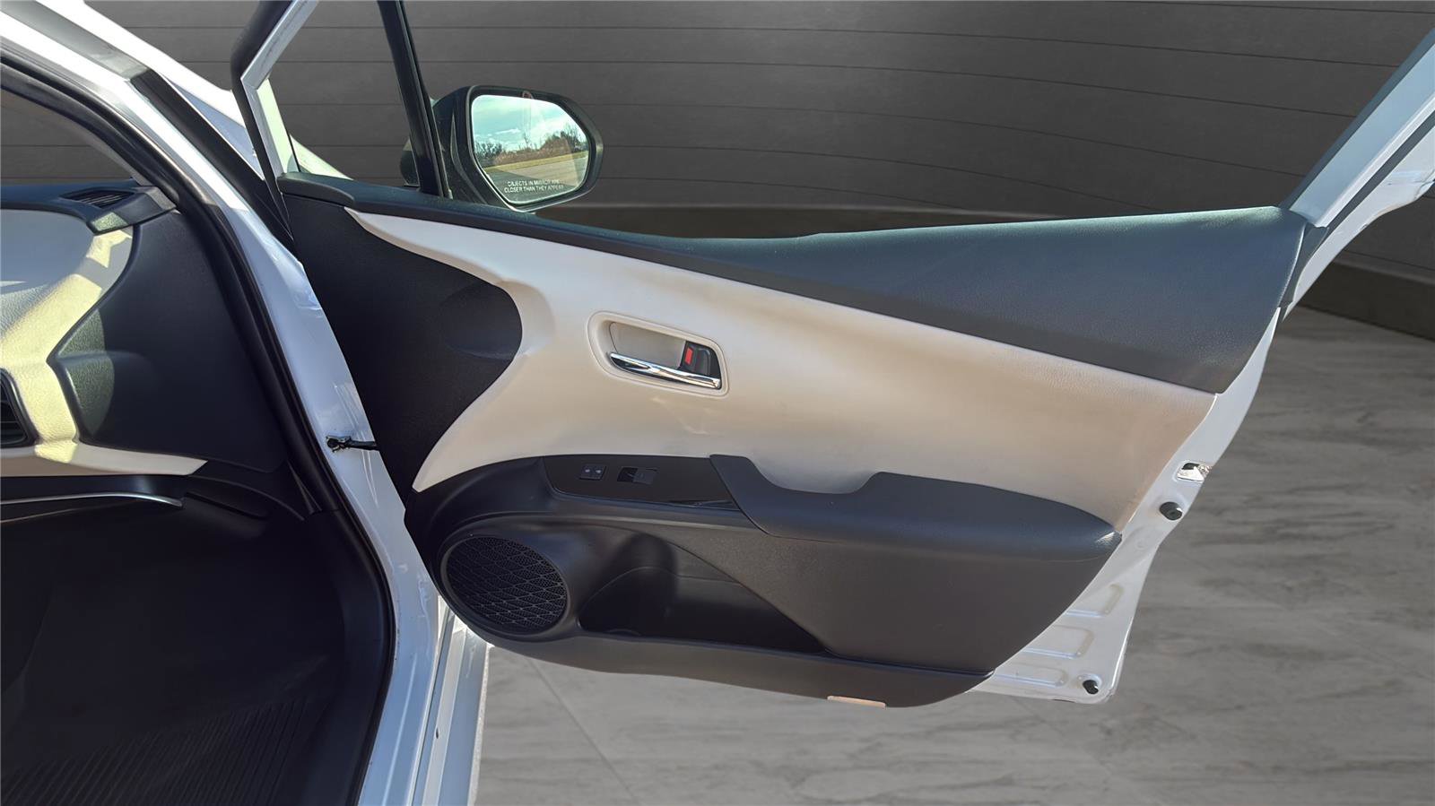 Used 2022 Toyota Prius LE image 26