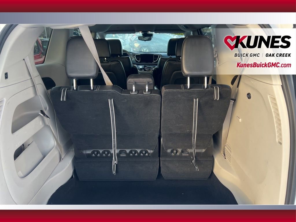 Used 2024 Chrysler Pacifica Touring-L FWD image 30