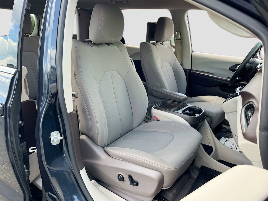 Certified 2020 Chrysler Pacifica Touring image 27