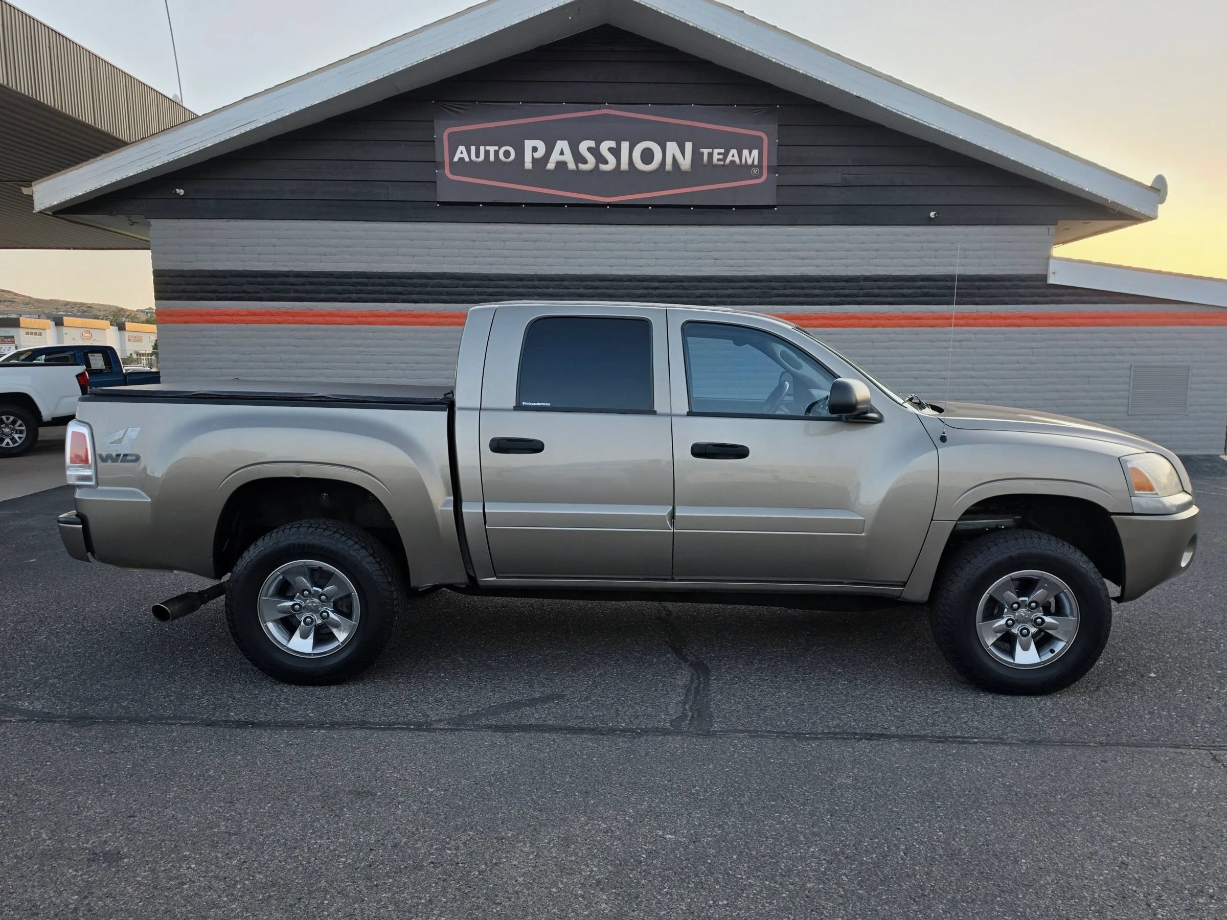 Used 2006 Mitsubishi Raider XLS AWD/4WD image 6