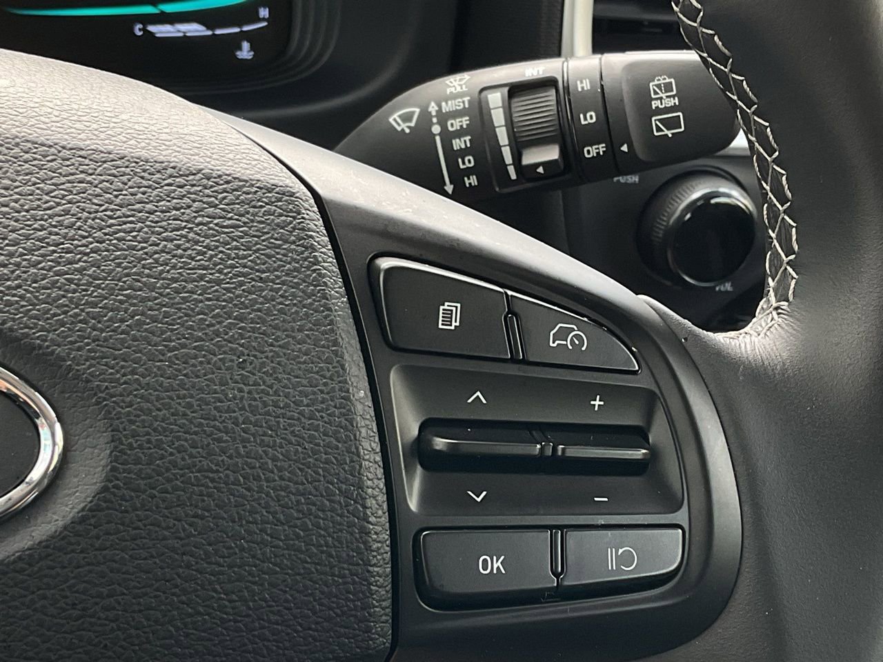 Used 2025 Hyundai Venue SEL image 24