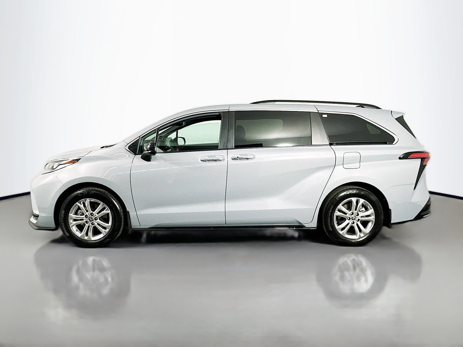 Certified 2023 Toyota Sienna XSE w/ XSE Plus Package AWD/4WD image 4